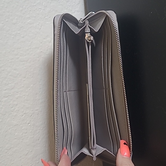 Michael Kors zip around wallet - Picture 2 of 4